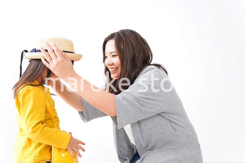 幼稚園に行く子どもと見送るお母さん