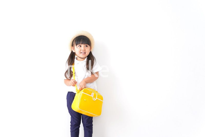 幼稚園に行く女の子