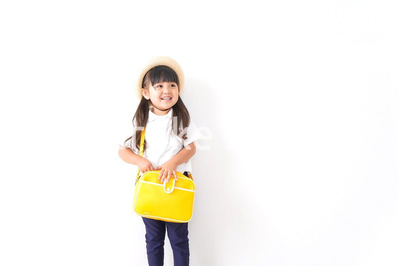 幼稚園に行く女の子
