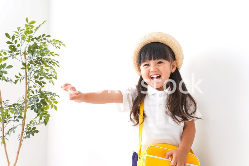 幼稚園に行く女の子