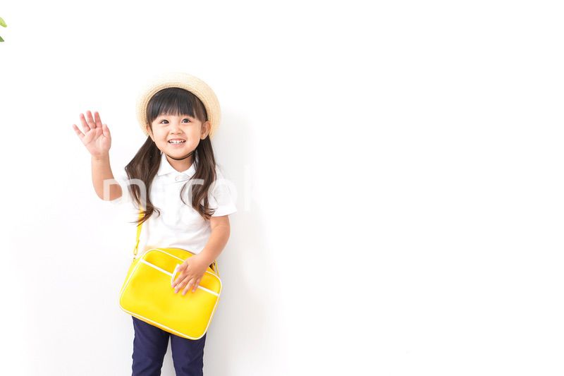 幼稚園に行く女の子