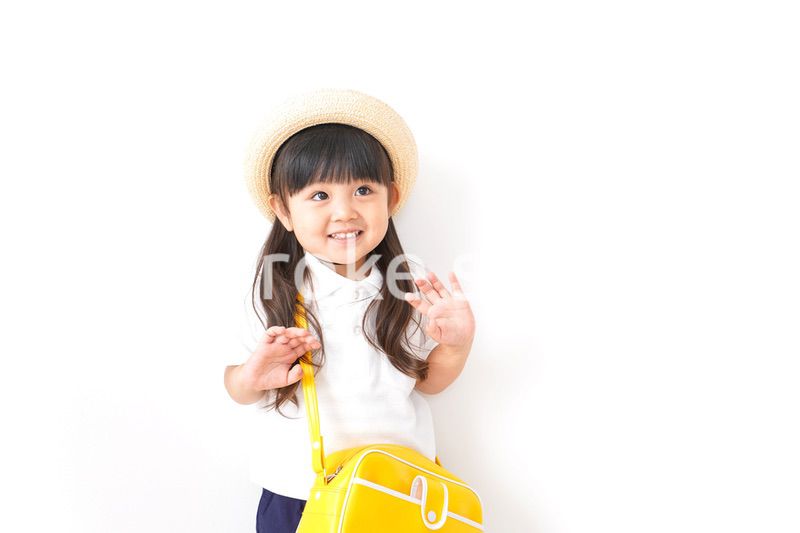 幼稚園に行く女の子