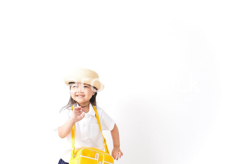 幼稚園に行く子供