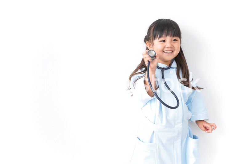 ナースごっこをする女の子
