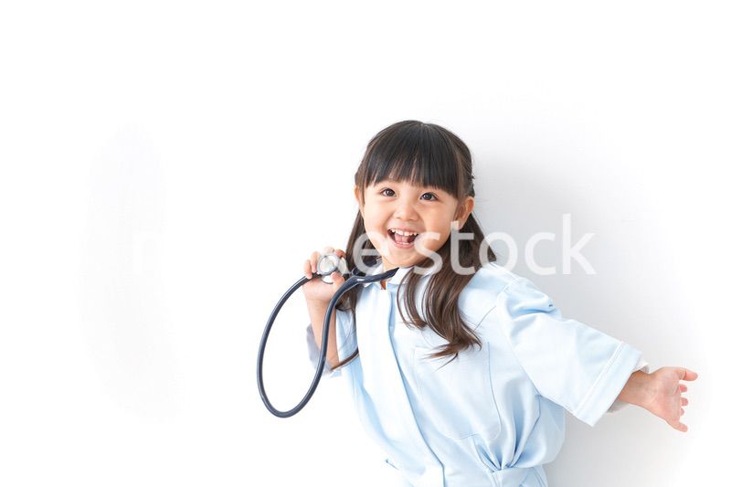 ナースごっこをする女の子