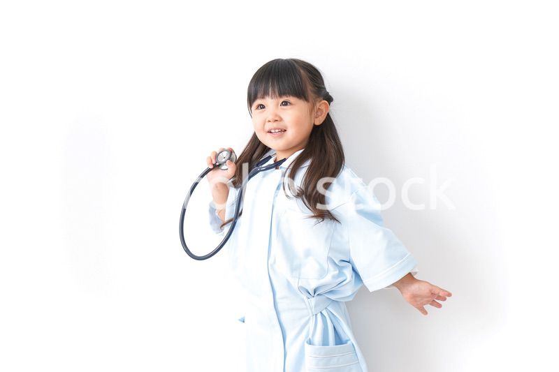 ナースごっこをする女の子
