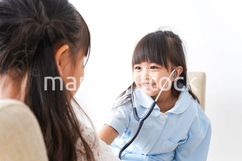 お医者さんごっこをする子ども