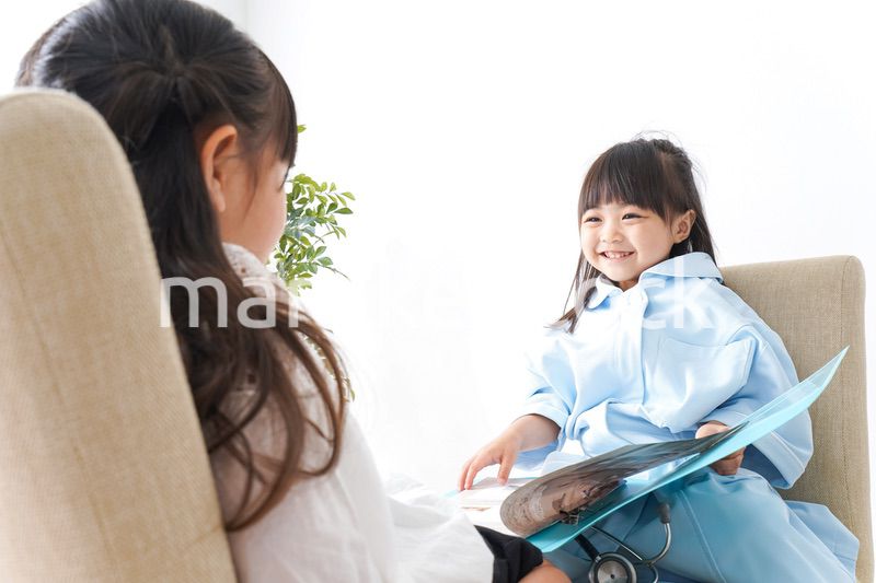 お医者さんごっこをする子ども