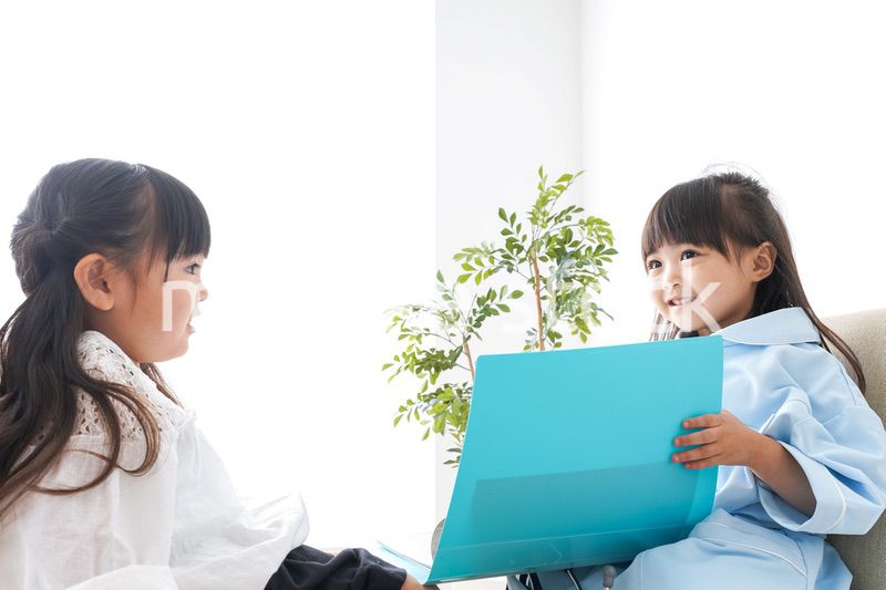 お医者さんごっこをする子ども
