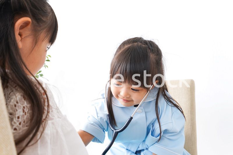 お医者さんごっこをする子ども