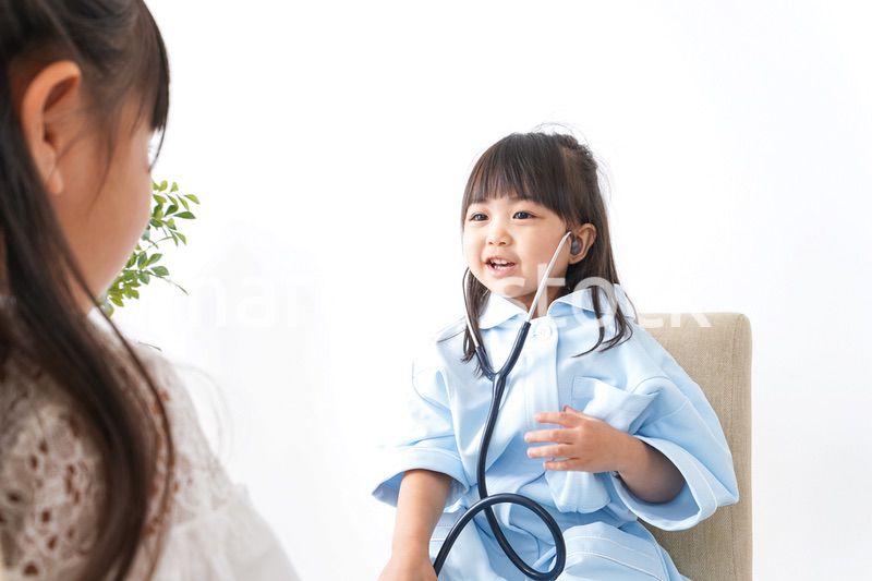 お医者さんごっこをする子ども