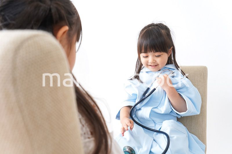 お医者さんごっこをする子ども