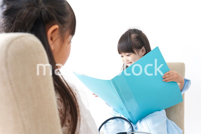 お医者さんごっこをする子ども