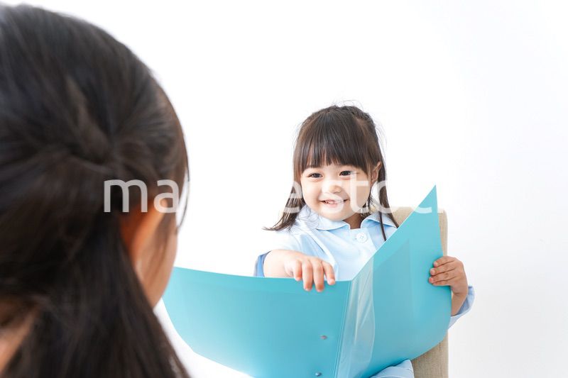 お医者さんごっこをする子ども