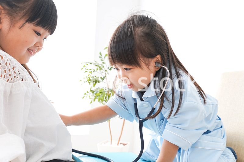 お医者さんごっこをする子ども