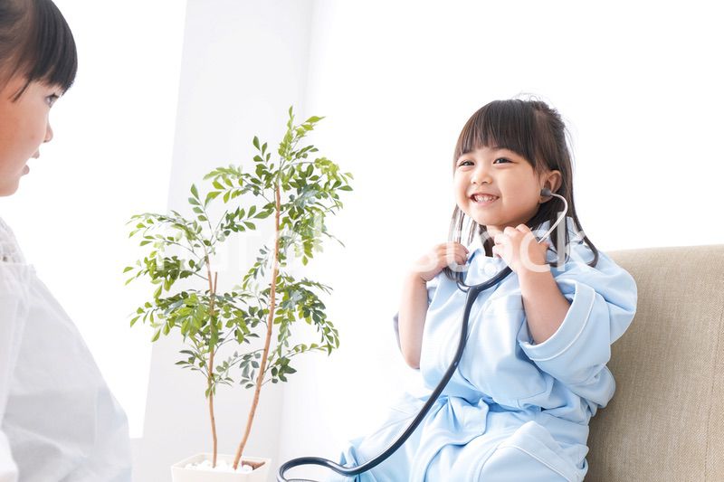 お医者さんごっこをする子ども