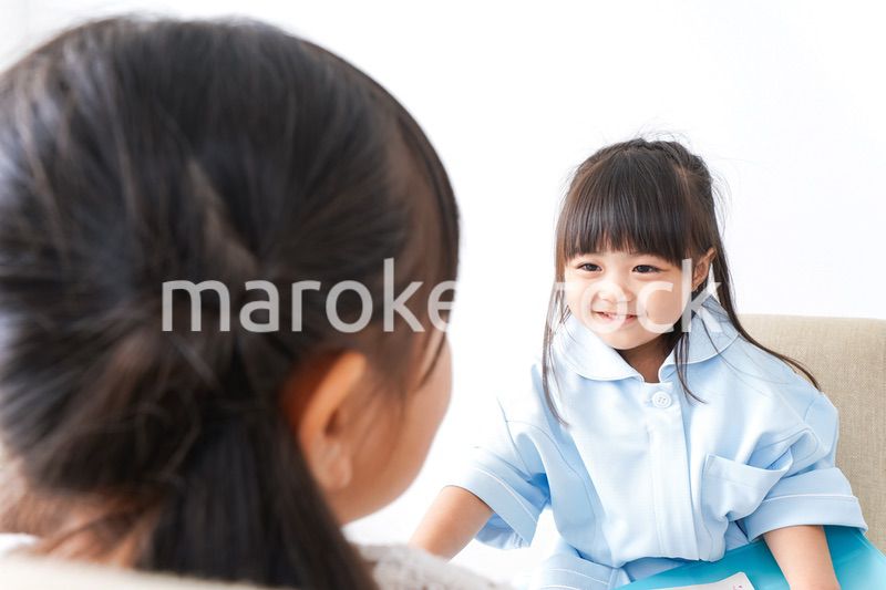 お医者さんごっこをする子ども
