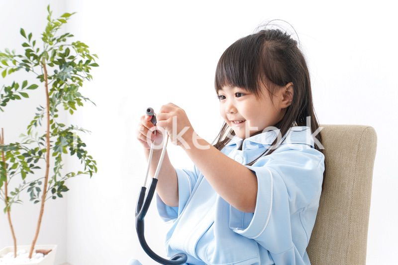 お医者さんごっこをする子ども