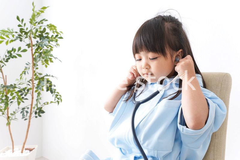 お医者さんごっこをする子ども