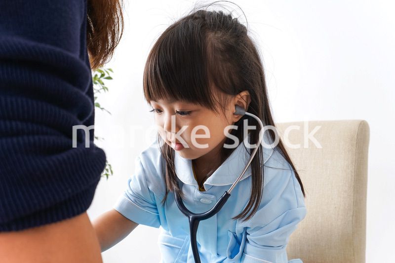 お医者さんごっこをする子ども