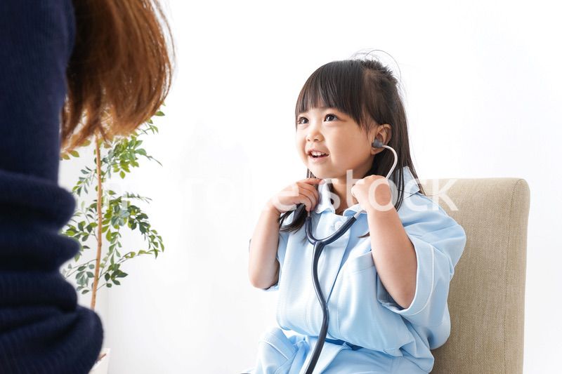 お医者さんごっこをする子ども