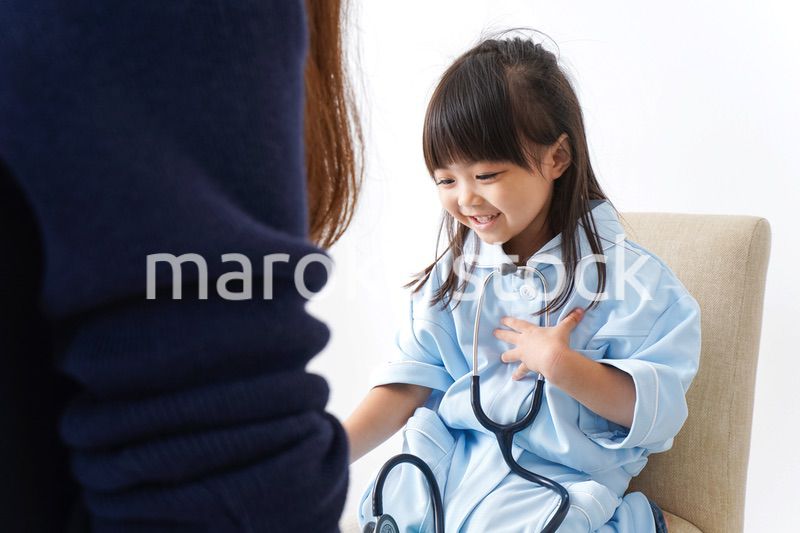 お医者さんごっこをする子ども