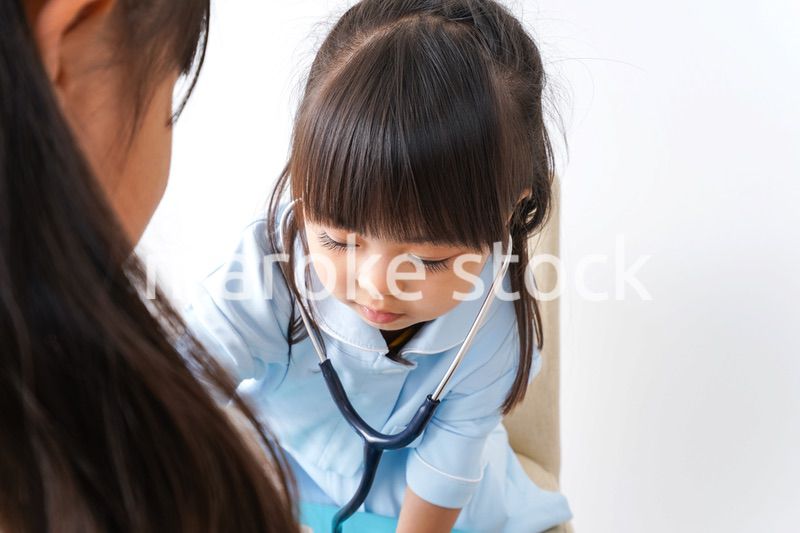 お医者さんごっこをする子ども