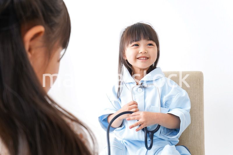 お医者さんごっこをする子ども