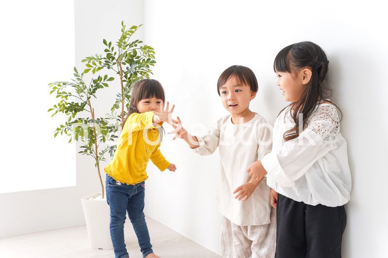 おうちで遊ぶ子どもたち