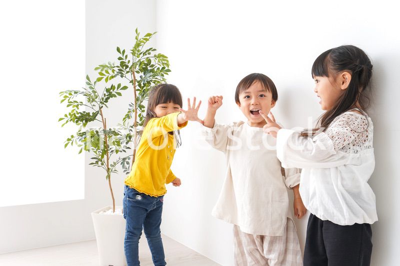 おうちで遊ぶ子どもたち