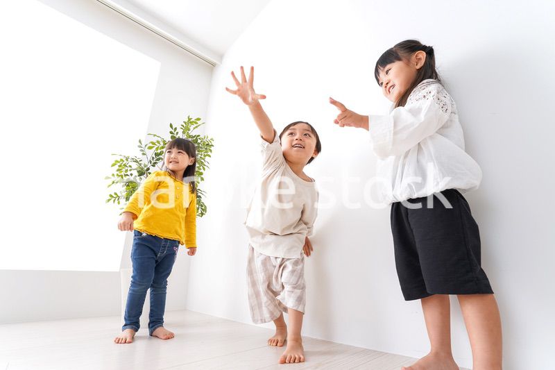 笑顔で遊ぶ子ども