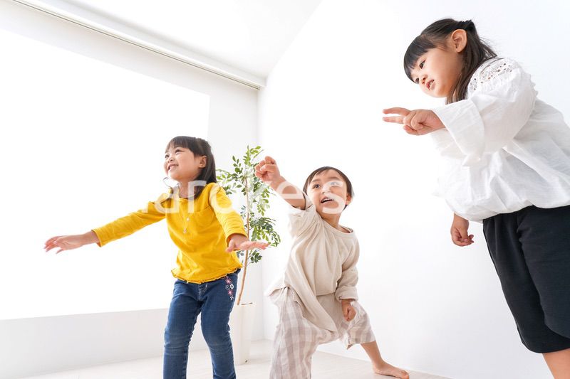 笑顔で遊ぶ子ども