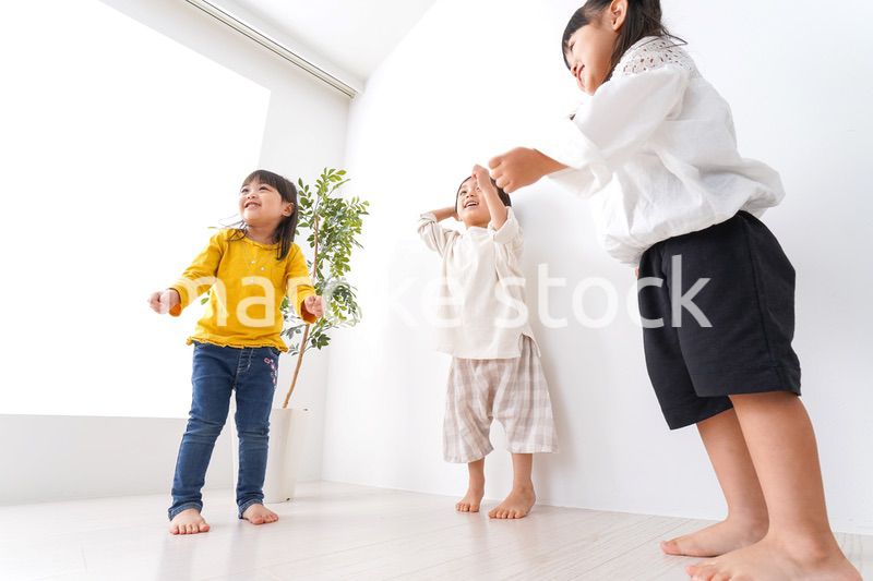 笑顔で遊ぶ子ども