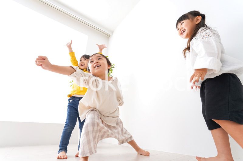 おうちで遊ぶ子どもたち