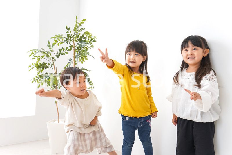 おうちで遊ぶ子どもたち