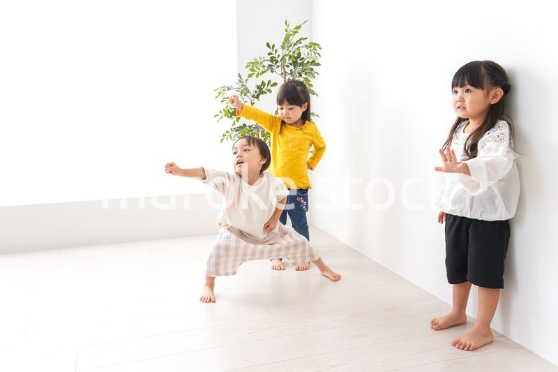 おうちで遊ぶ子どもたち