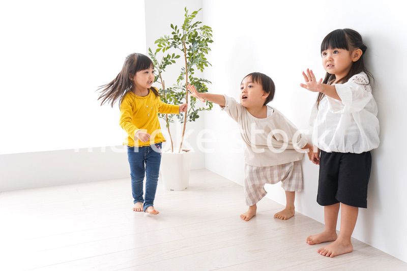 笑顔で遊ぶ子ども