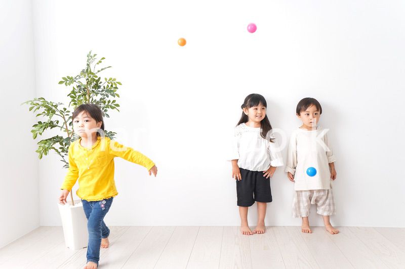 おうちで遊ぶ子どもたち