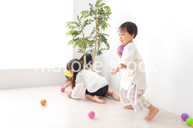 おうちで遊ぶ子どもたち