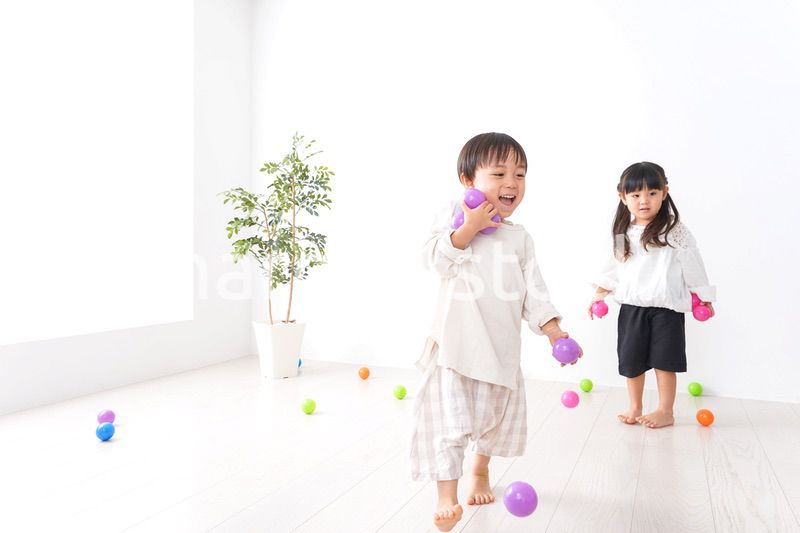 笑顔で遊ぶ子ども