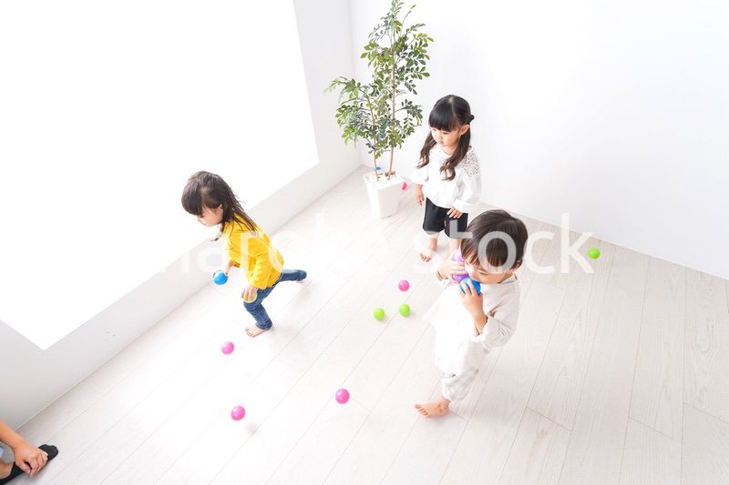 笑顔で遊ぶ子ども