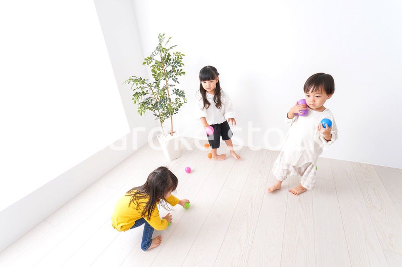 笑顔で遊ぶ子ども