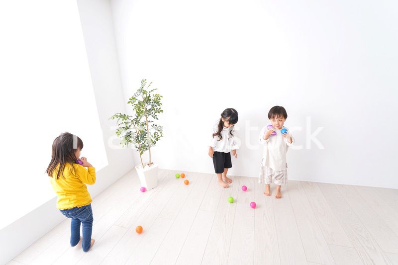 笑顔で遊ぶ子ども