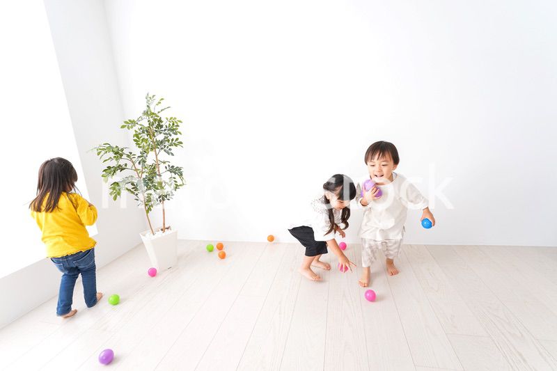 おうちで遊ぶ子どもたち