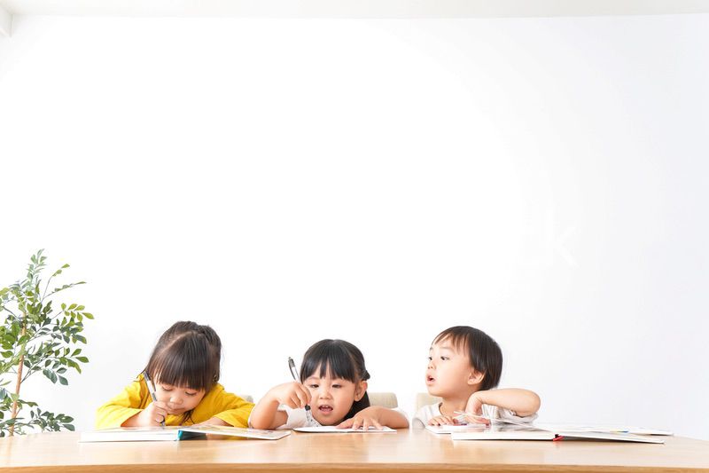 お勉強をする子どもたち