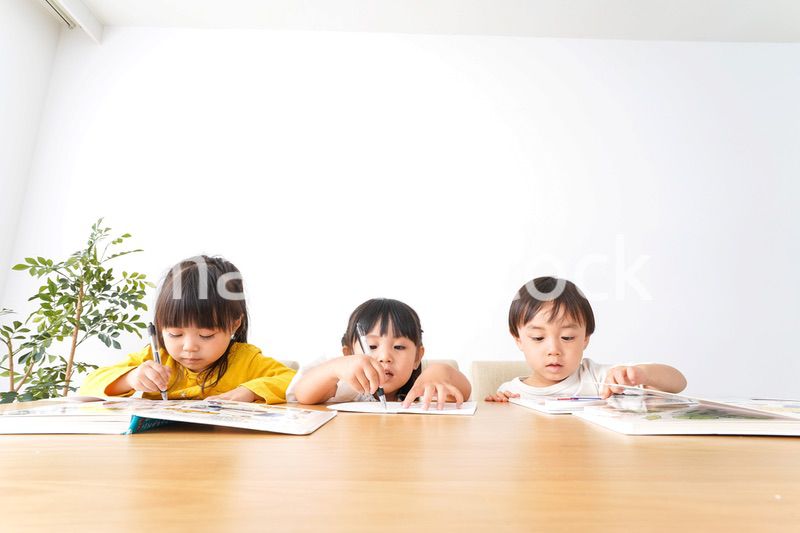 お勉強をする子どもたち