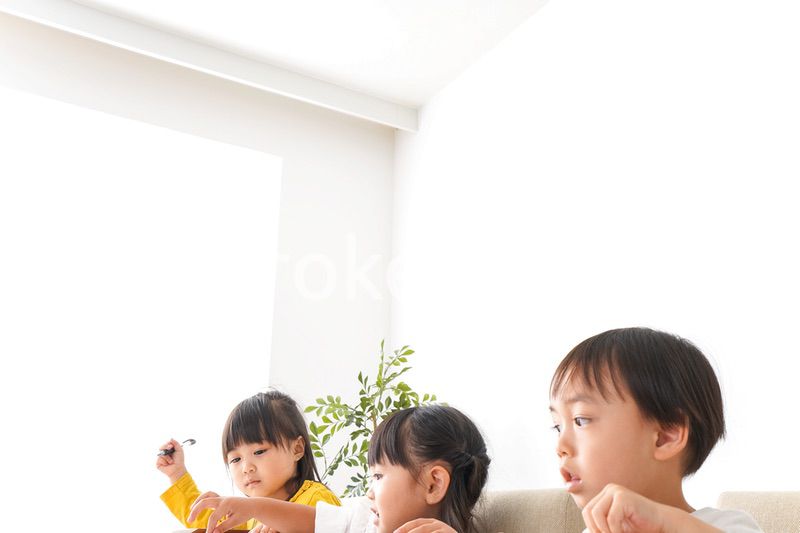 お勉強をする子どもたち