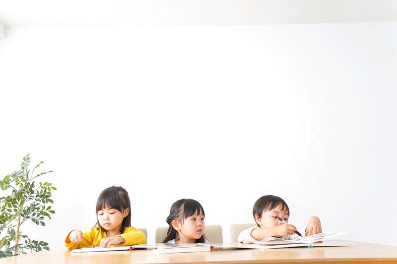 お勉強をする子どもたち