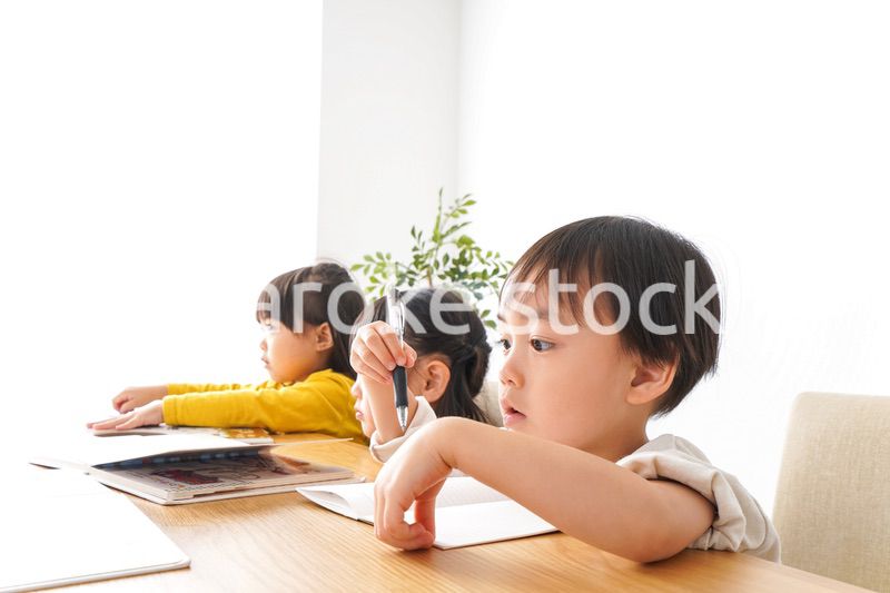 お勉強をする子どもたち