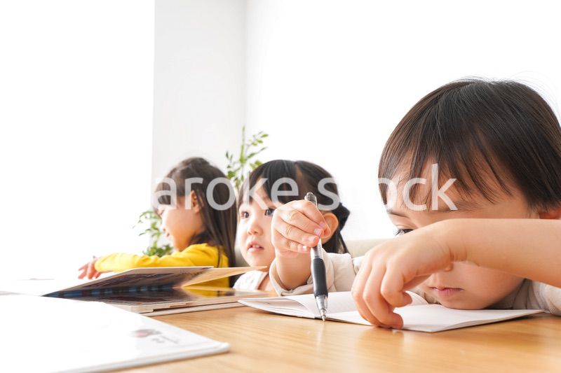 お勉強をする子どもたち